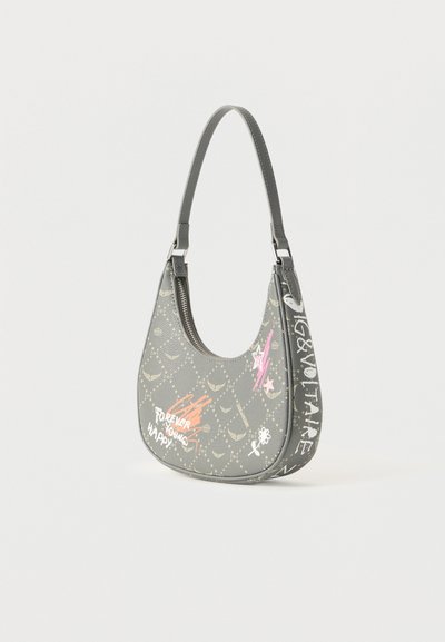 Γκρι τσάντα χειρός με μία ράβδο, μοτίβα αστεριού και φτερού, και κείμενο σε στυλ γκράφιτι που περιλαμβάνει τη φράση "Για πάντα νέος, χαρούμενος" σε ανοιχτό φόντο.