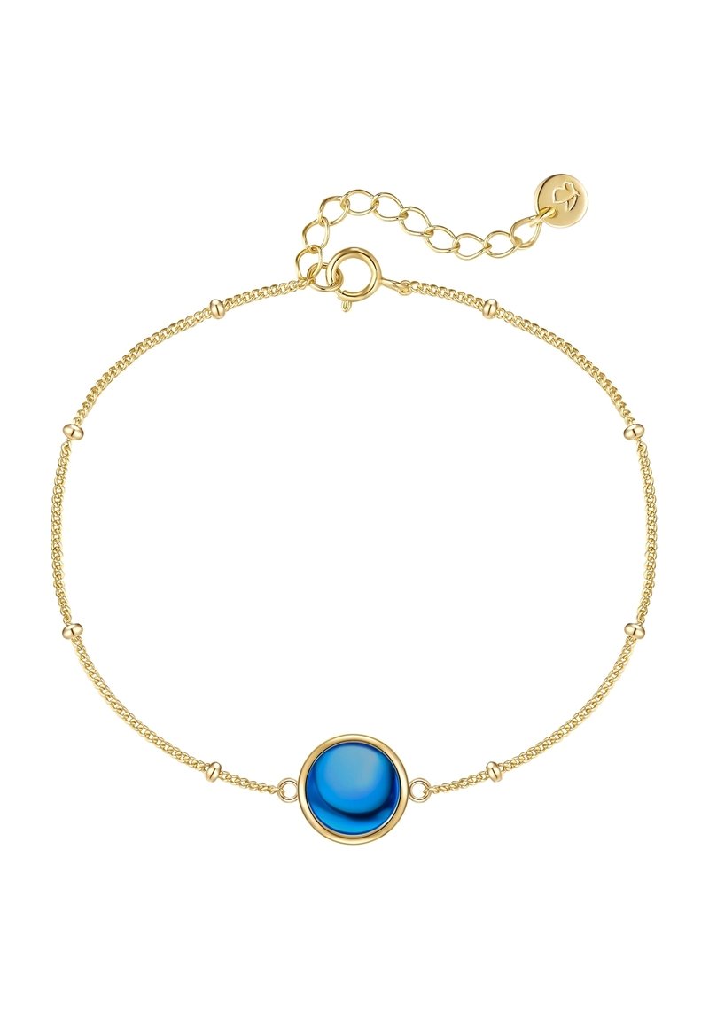 Zlato obarvana zapestnica z osrednjim modrim okroglim kamenjem, zasnovana z občutljivo verigo in majhnimi kovinskimi poudarki. Nastavljiv detajl zaponke.