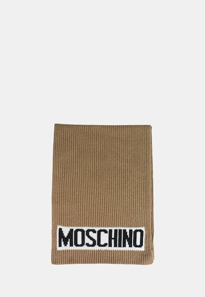 Sciarpa marrone a coste con logo "MOSCHINO" bianco e nero a contrasto sul bordo. Texture morbida, forma rettangolare e design lavorato a maglia.