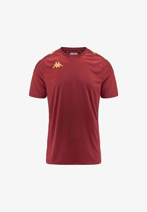 Maillot rouge à manches courtes en tissu doux et léger. Présente un logo Kappa doré et des accents sur les épaules. Design classique avec col rond.