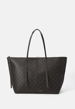Grande bolsa de mão em material texturizado castanho escuro com um padrão de diamantes. Apresenta alças finas pretas e um fecho de zíper na parte superior.
