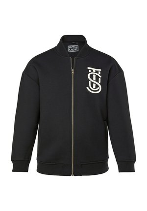 Schwarze Bomberjacke mit Reißverschluss, geripptem Kragen, Bündchen, Saum und weißem stilisiertem Logo auf der linken Brust.