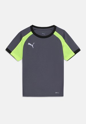 Camiseta deportiva gris con mangas de malla verde neón, cuello negro y un sutil detalle de logo. Fabricada con un tejido que aleja la humedad.