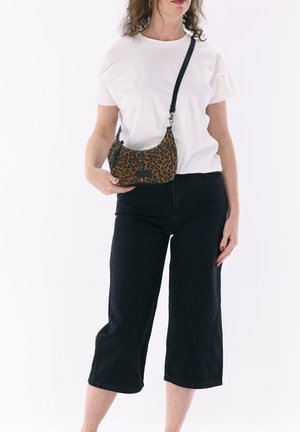 Burkely, ANIMO 3WAY CROSSBODY BAG - Sac à main - black