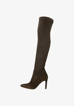Stivali in suede marrone alti fino al ginocchio con punta affilata e alto tacco a stiletto. Il design presenta una texture liscia e una silhouette aderente.