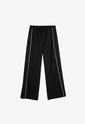 Mustat leveälahkeiset housut, joissa on nyörikiinnitys vyötäröllä, valkoiset sivusuorat raidat ja pehmeä, sileä tekstuuri. Sopii arkikäyttöön.