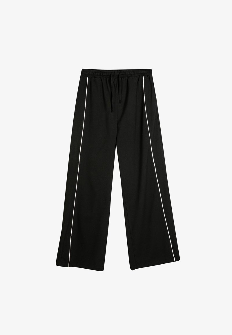 Pantalones negros de pierna ancha con cintura ajustable, que presentan rayas laterales blancas y una textura suave y lisa. Adecuados para un uso casual.