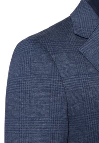 Granatowa marynarka o teksturowanym wzorze, z klapami i wyraźnie zarysowanymi ramionami, wykonana z tkaniny tkaninowej.