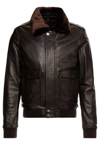 Chaqueta de cuero marrón oscuro con un amplio cuello de felpa, botones de presión en el frente, dos bolsillos con solapa y puños y dobladillo acanalados.