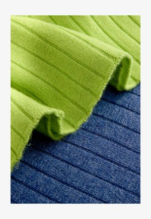 Roheline soonik kangas rippub tekstuuritud sinise kanga kohal, mõlemad näitavad pehmet kudumist, millel on selged vertikaalsed jooned.