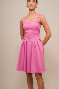 Ärmelloses pinkes Kleid mit tailliertem Oberteil, quadratischem Ausschnitt und gefälteltem Rock. Aus strukturiertem Stoff, knielang, mit seitlichen Taschen.