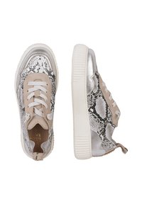 Srebrno-beżowe tenisówki ze wzorem skóry węża, z zamszowymi akcentami, zaokrąglonym noskiem i białymi sznurówkami; teksturowana gumowa podeszwa.