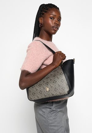 Sac cabas noir et à motifs avec une finition brillante. Tissu gris texturé orné d'un imprimé logo, complété par des accessoires dorés et une forme structurée.