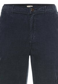 Marineblauwe corduroy broek met een geribbelde textuur, een elastische tailleband en een enkele bruine knoopsluiting, voorzien van zij- en achterzakken.