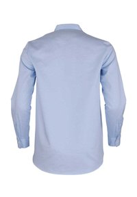 Himmelblaues Hemd mit langen Ärmeln, taillierter Schnitt, geknöpfte Manschetten und einer glatten Stofftextur. Keine sichtbaren Muster oder Logos.