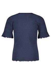 Haut en tricot côtelé bleu marine avec des manches courtes évasées et un ourlet festonné. Texture lisse et design ajusté, avec un décolleté arrondi.