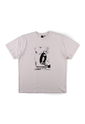 Ανοιχτό γκρι κοντομάνικο μπλουζάκι με ασπρόμαυρο γράφημα ενός χεριού που κρατάει μια βινυλίου δίσκο και κείμενο που λέει "ο εγκέφαλος μπορεί να εξαπατηθεί ΠΡΩΗΝ."