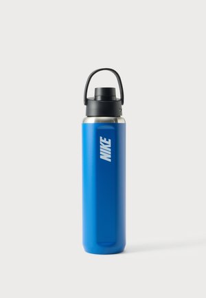 Bouteille d'eau en métal bleue avec un bouchon et une poignée noirs, logo Nike imprimé verticalement en blanc sur le corps de la bouteille.