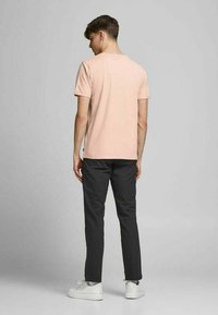 Jack & Jones PREMIUM JPRBLAHARDY TEE CREW NECK - Camiseta básica - peach whip