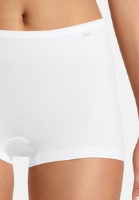 Boxer briefs bianchi in cotone con una superficie liscia e una ampia cintura elastica; piccolo etichetta sul lato anteriore sinistro.