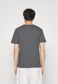 Grijze t-shirt met korte mouwen en een ronde halslijn, gemaakt van zachte stof, met een effen kleur zonder patronen of graphics.