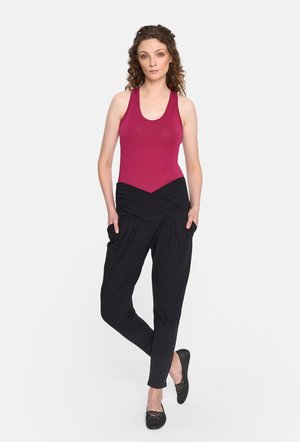 SUZI - Spodnie materiałowe