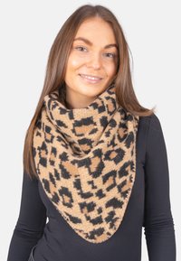 Dreieckiges Halstuch mit Leopardenmuster in Beige und Schwarz, aus weichem Stoff mit flauschiger Textur und einem breiten, drapierten Ausschnitt.