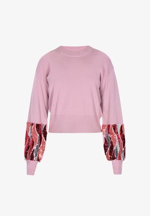 Różowy krótki sweter z żeberkowym dekoltem i rękawami. Rękawy ozdobione falistymi wzorami z cekinów w odcieniach czerwieni, różu i srebra.