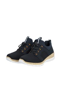 Baskets de sport bleu marine avec une tige en maille, des panneaux texturés, des accents orange sur les lacets, et une semelle clair mouchetée.