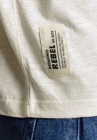Redefined Rebel T-shirts med print - pristine