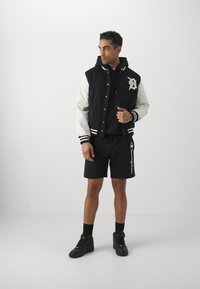 New Era MLB DETROIT TIGERS VARSITY - Squadra - black/off-white