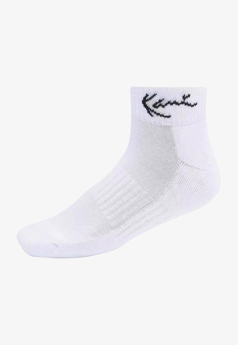 Lélegző anyagból készült fehér bokazokni, bordázott textúrával és fekete logóval a szárnál. Egyszínű, további minták nélkül.