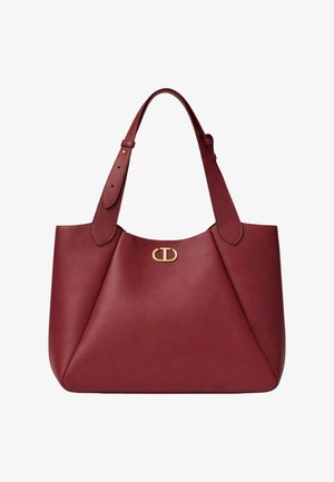 Borsa tote in pelle bordeaux con una parte superiore arrotondata, due manici lunghi e un logo in metallo dorato sul davanti. Texture liscia con linee pulite.