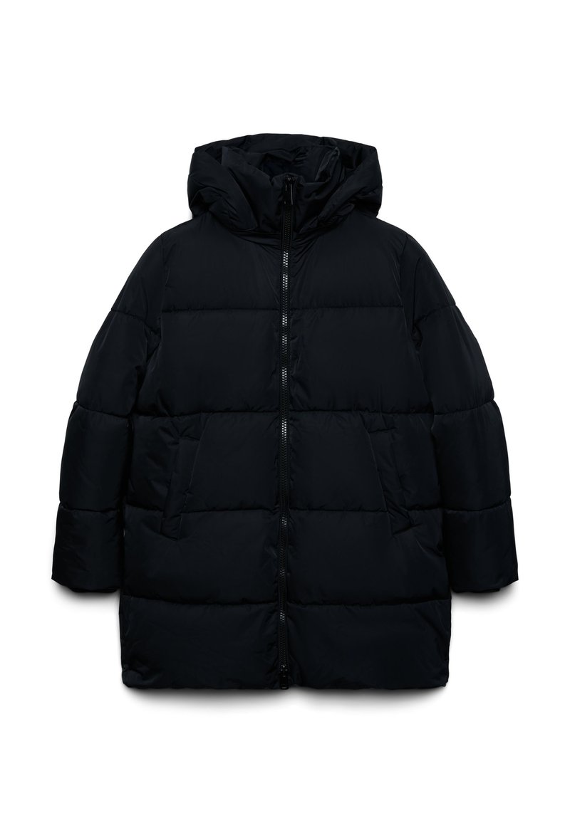 Piumino invernale nero con cappuccio, zip frontale e tasche laterali, mostrato disteso su uno sfondo bianco.