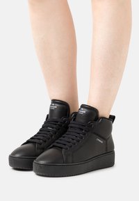 Copenhagen Studios Vysoké tenisky - black