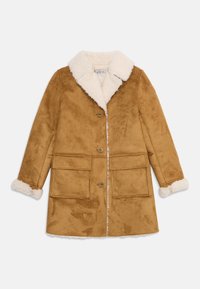 Abrigo de ante marrón con cuello de piel sintética blanca, puños, forro frontal, cierre de botones y dos grandes bolsillos con solapa en la parte delantera.
