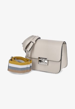 Borsa a tracolla in pelle beige di forma rettangolare, con accessori in metallo argentato e una tracolla in tessuto a righe rimovibile nei colori giallo, bianco, blu e marrone.