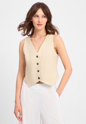 Beige linnen vest met een V-hals, vijf zwarte knopen aan de voorkant en twee zijzakken. De stof heeft een gladde textuur en een op maat gemaakte pasvorm.