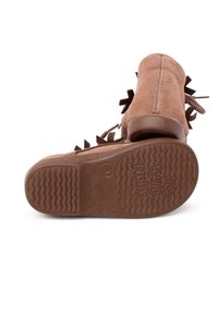 Stivaletti in suede marrone alla caviglia con dettagli in frange, design con lacci, suola in gomma con motivo testurizzato e branding inciso sul fondo.