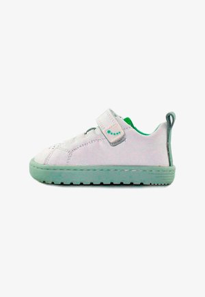 Zapatilla blanca para niños con suela verde menta, forro interior verde, una tira de Velcro y lengüeta en el talón, vista lateral.