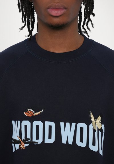 Sweatshirt bleumarin cu text "WOOD WOOD" în albastru și fluturi și insecte brodate, având un guler rotund și un material texturat.
