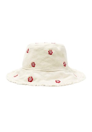 Chapeau bob en tissu beige avec des bords de bord effilochés, décoré de petites fleurs brodées rouges et blanches réparties uniformément.