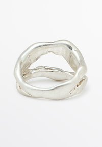 Anello d'argento intrecciato con una forma organica e irregolare e una superficie lucida. Presenta bande sovrapposte e una finitura liscia.