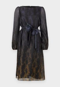 Schwarzes Midikleid mit Schlangenmuster, transparenten langen Ärmeln, tailliertem Schnitt und passendem Stoffgürtel, der seitlich gebunden ist. Glatte Textur.