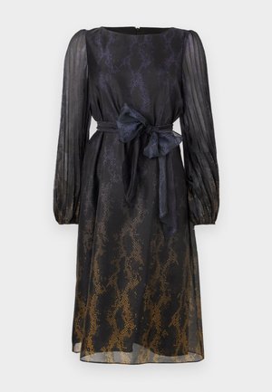 Melna midi kleita ar čūskas rakstu, caurspīdīgām garām piedurknēm, piegulošu vidukli un ar pušķi sietu auduma jostu sānos. Gluda tekstūra.