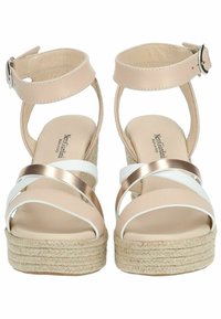 Pantofole platform beige con cinturini alla caviglia, caratterizzate da accenti bianchi e dorati, suole in juta intrecciata e una finitura in pelle liscia.