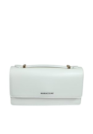 Clutch rettangolare in pelle bianca con manico superiore e logo "MARIACELINE" nero al centro della pattina frontale.