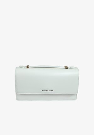 Clutch rettangolare in pelle bianca con manico superiore e logo "MARIACELINE" nero al centro della pattina frontale.