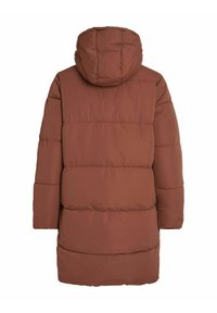 Manteau matelassé marron avec capuche, présentant un design matelassé et des coutures horizontales. Texture lisse, longueur atteignant le mi-thigh.
