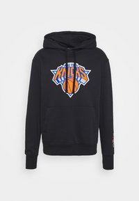 Sweat à capuche noir avec une poche kangourou ; présente un logo coloré "New York Knicks" sur le devant. Des cordons de serrage et des poignets côtelés complètent le design.